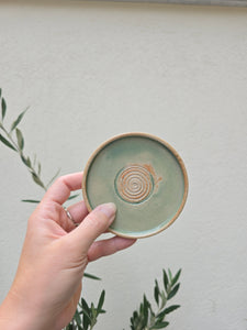 Piattino gratta-aglio in gres