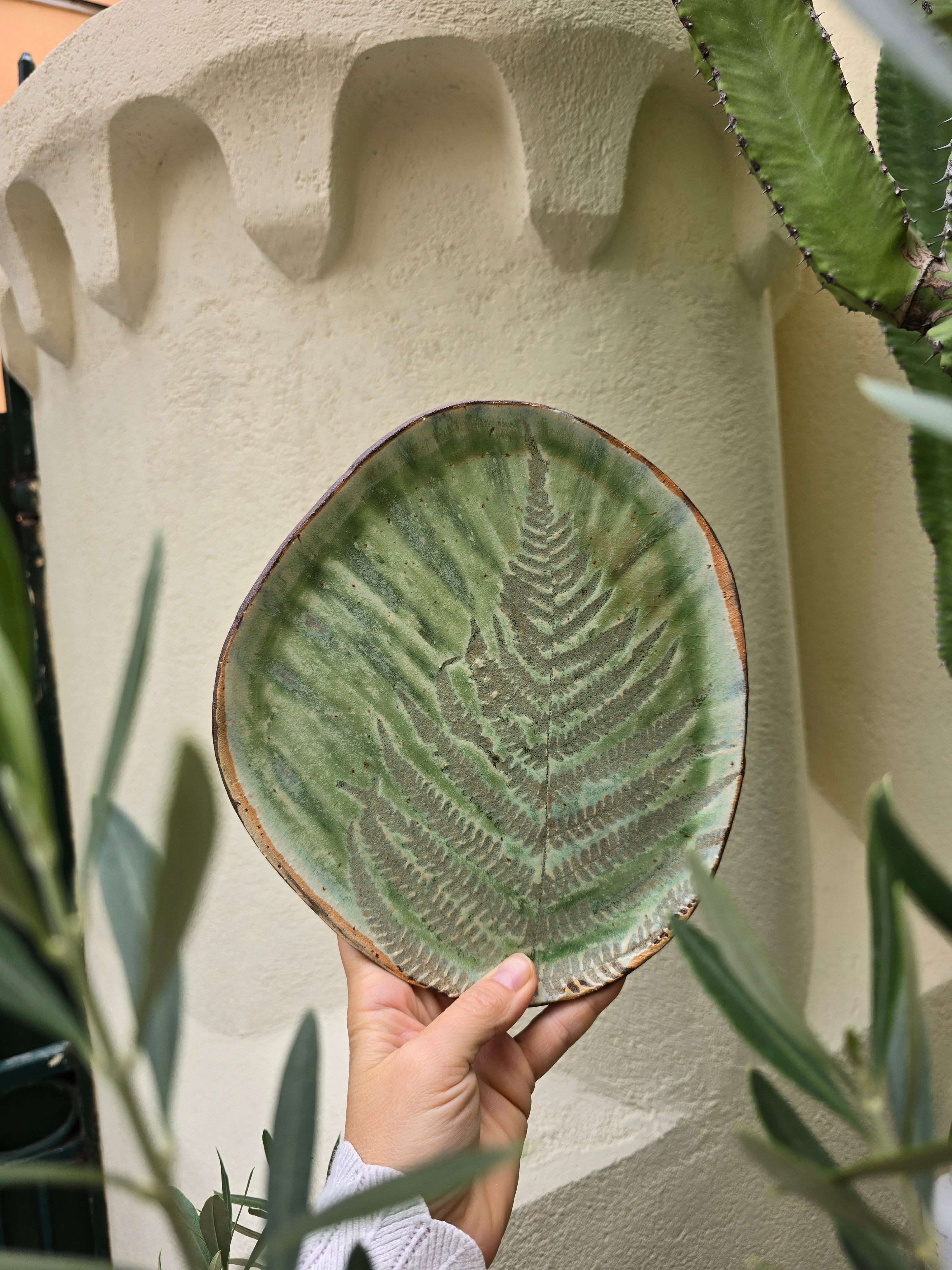 Tagliere con forma irregolare 23 cm in gres edizione limitata foglia di felce