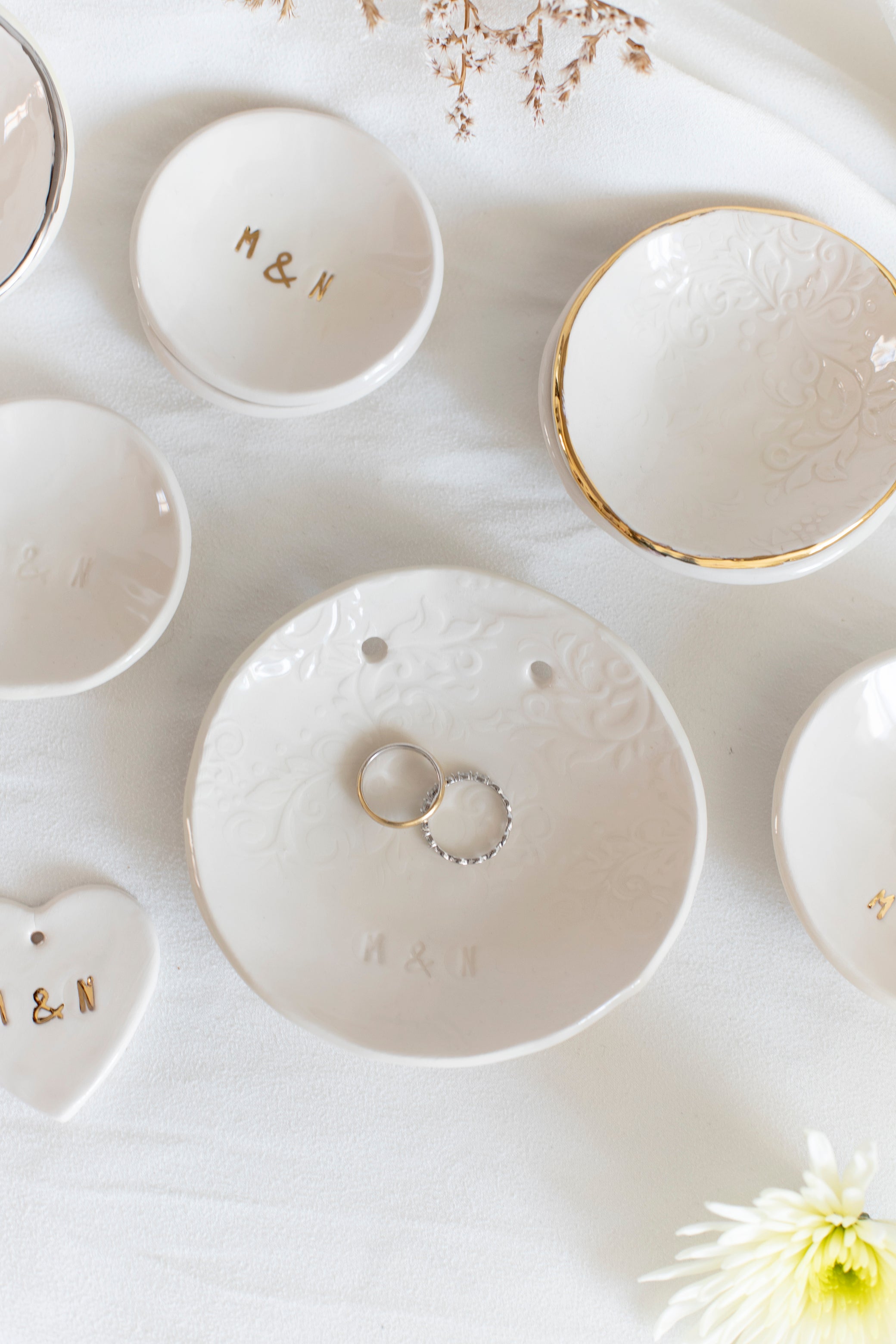 Piattino porta fedi nuziali in ceramica bianco con texture botanica –  Kairòs Lab