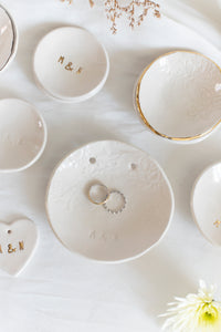 Piattino porta fedi nuziali in ceramica bianco con texture botanica