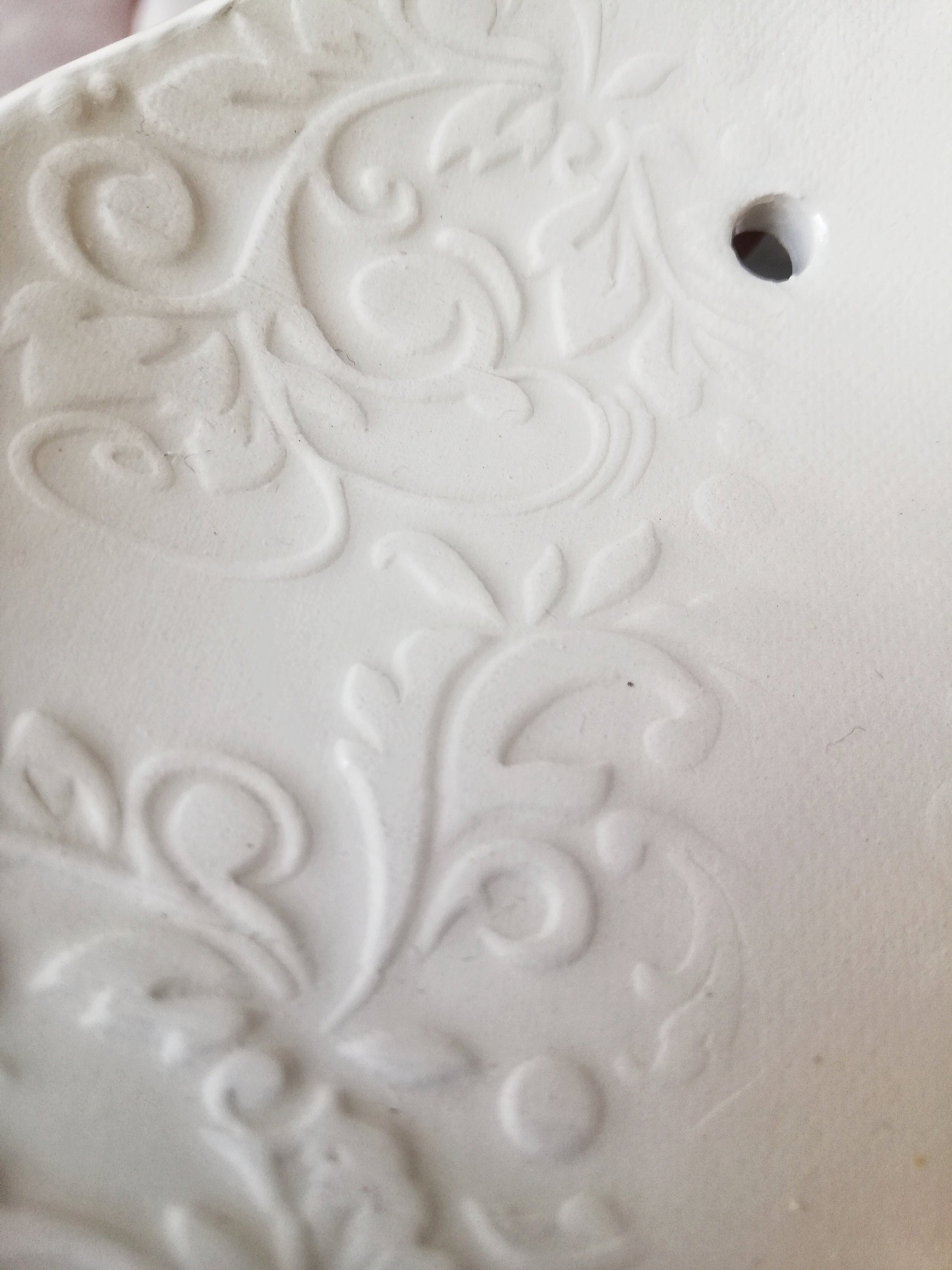 Piattino porta fedi nuziali in ceramica bianco con texture botanica